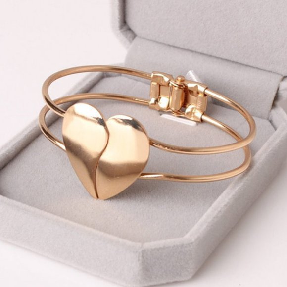 Gorgeous 18k gold plated Heart Bangle - Picture 5 of 9